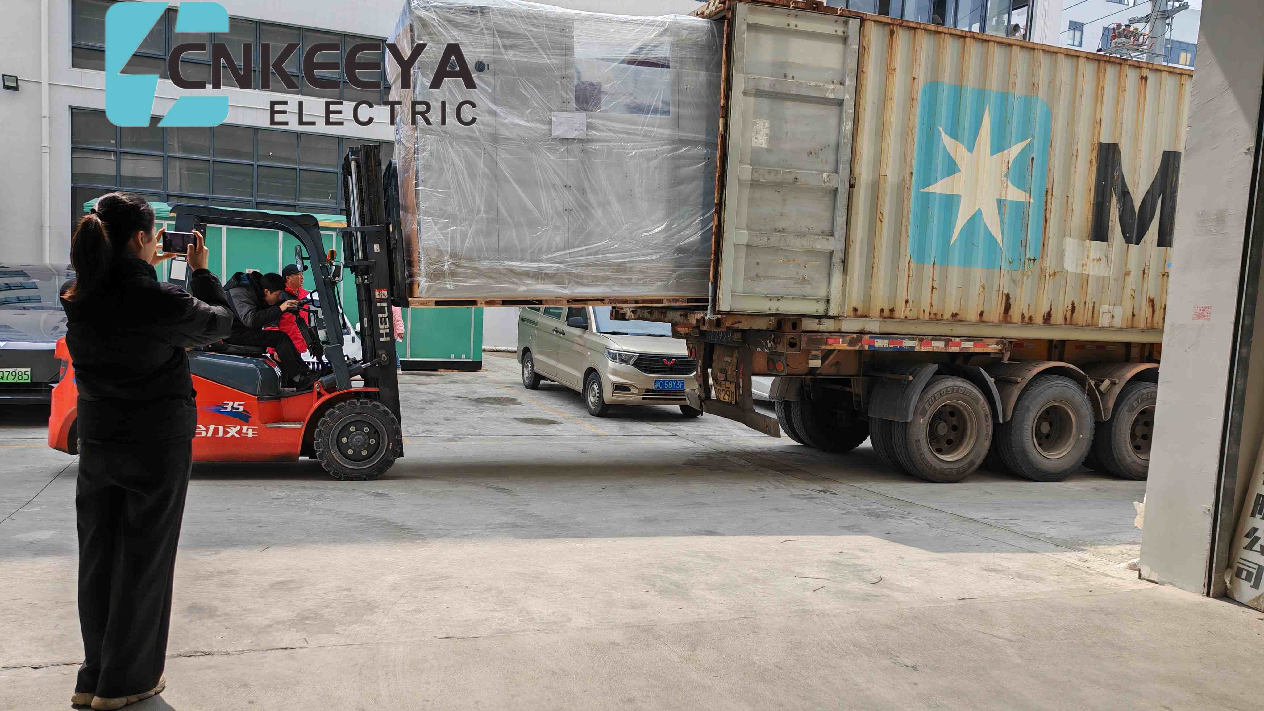 यूक्रेनी ग्राहकों के लिए बिजली परियोजनाओं के निर्माण में सहायता के लिए कंपनी से चार KYN61 कैबिनेट सफलतापूर्वक लोड और भेज दिए गए